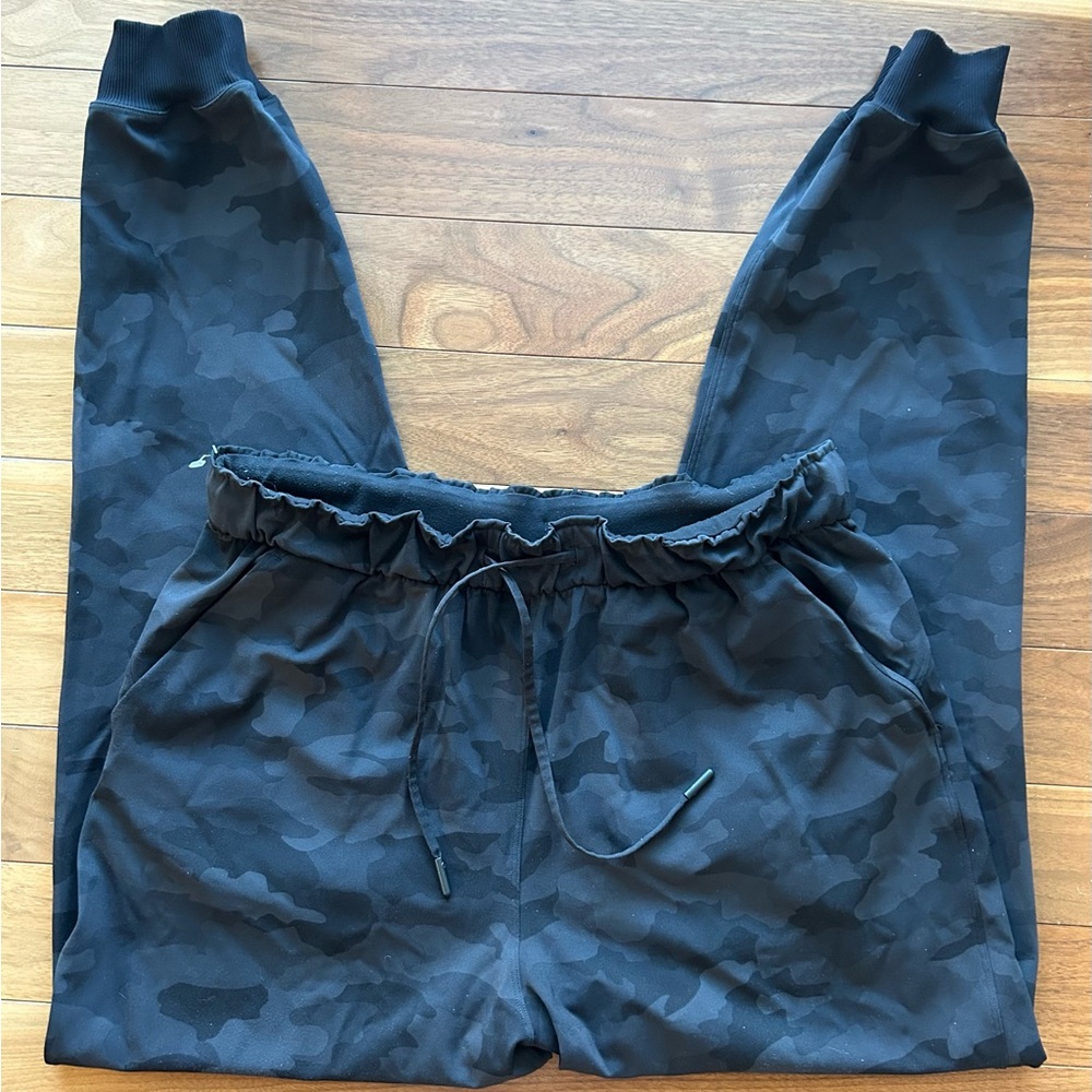 Lululemon🍋 Black High Rise Camo Deep Coal Joggers Size 10